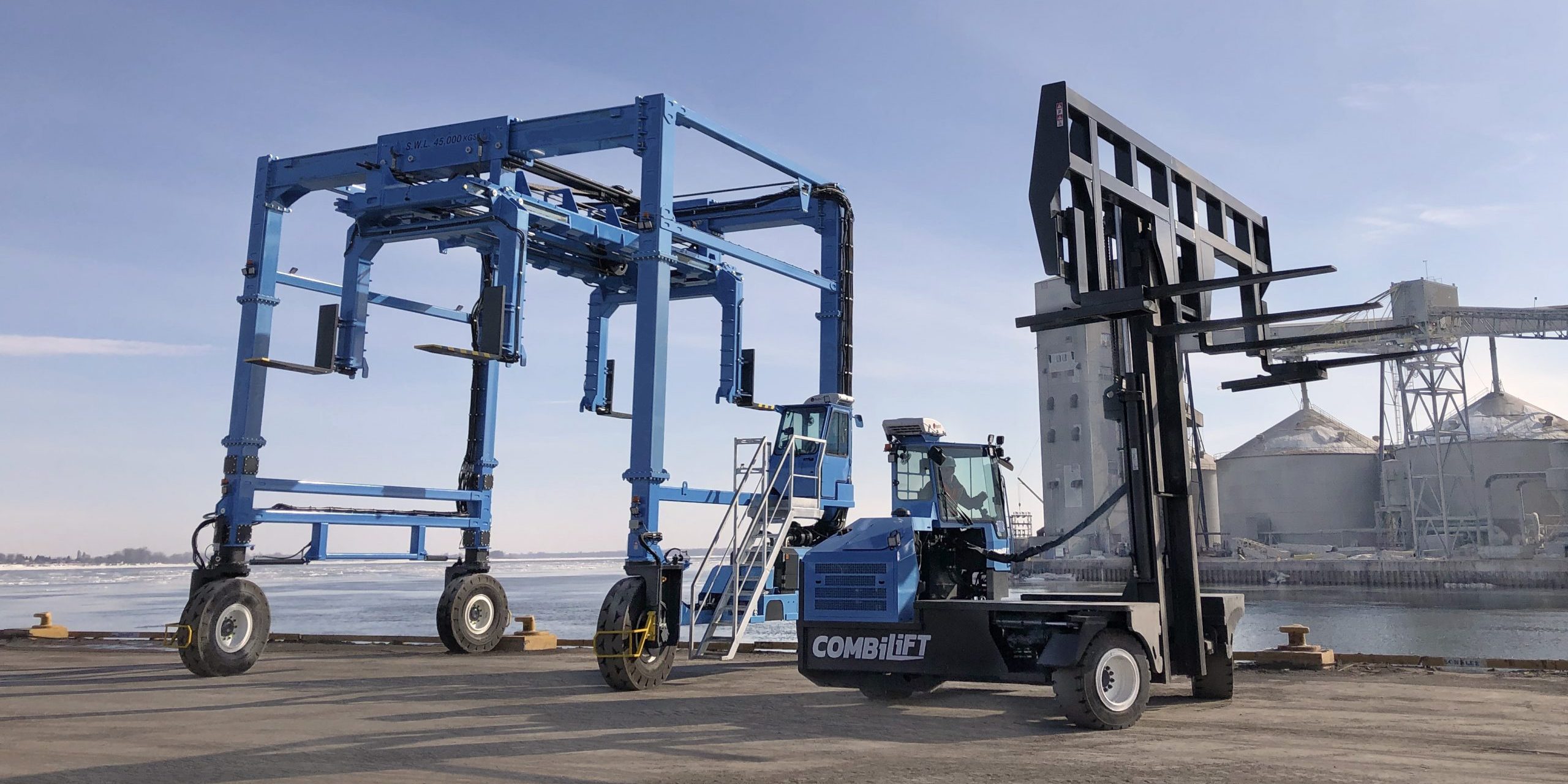 SC StraddlePhoto Mar 20 9 49 42 AM Descubre las carretillas multidirección de Combilift