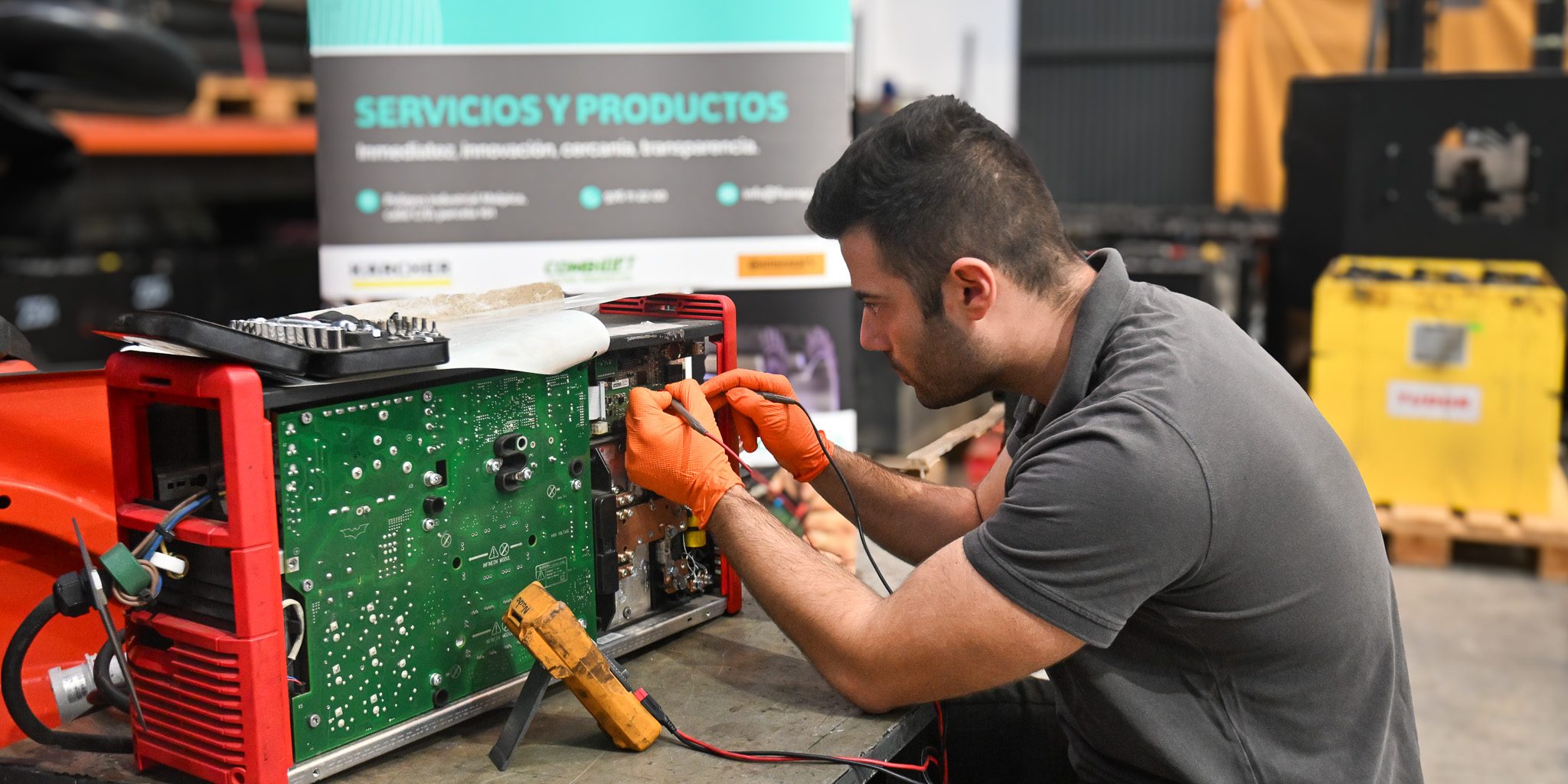 Tencico reparando cargador reparación de dispositivos electrónicos