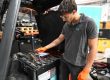 Técnico de FSA diagnosticando una batería de carretilla para reparar