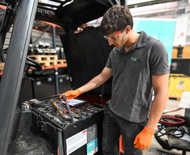 ASC_9044 Técnico de FSA diagnosticando una batería de carretilla para reparar