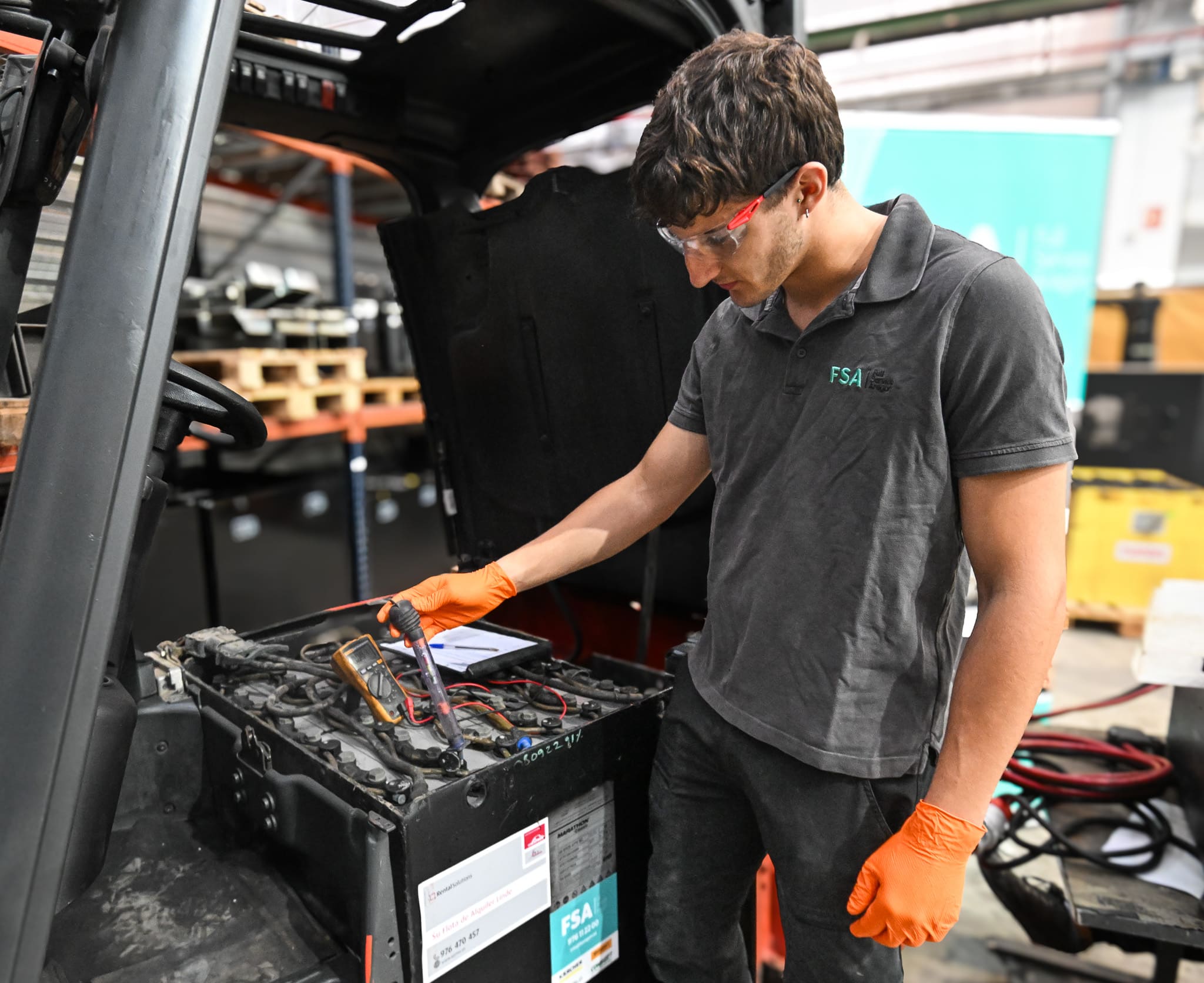 Técnico de FSA diagnosticando una batería de carretilla para reparar