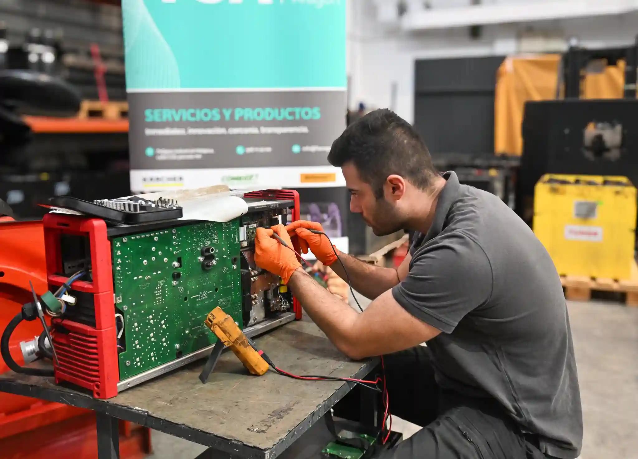 Nuestro técnico reparando un cargador en la reparación de dispositivos electrónicos de carretillas