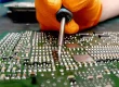 Técnico de FSA Full Service Aragón reparando placa electrónica industrial en laboratorio de Zaragoza