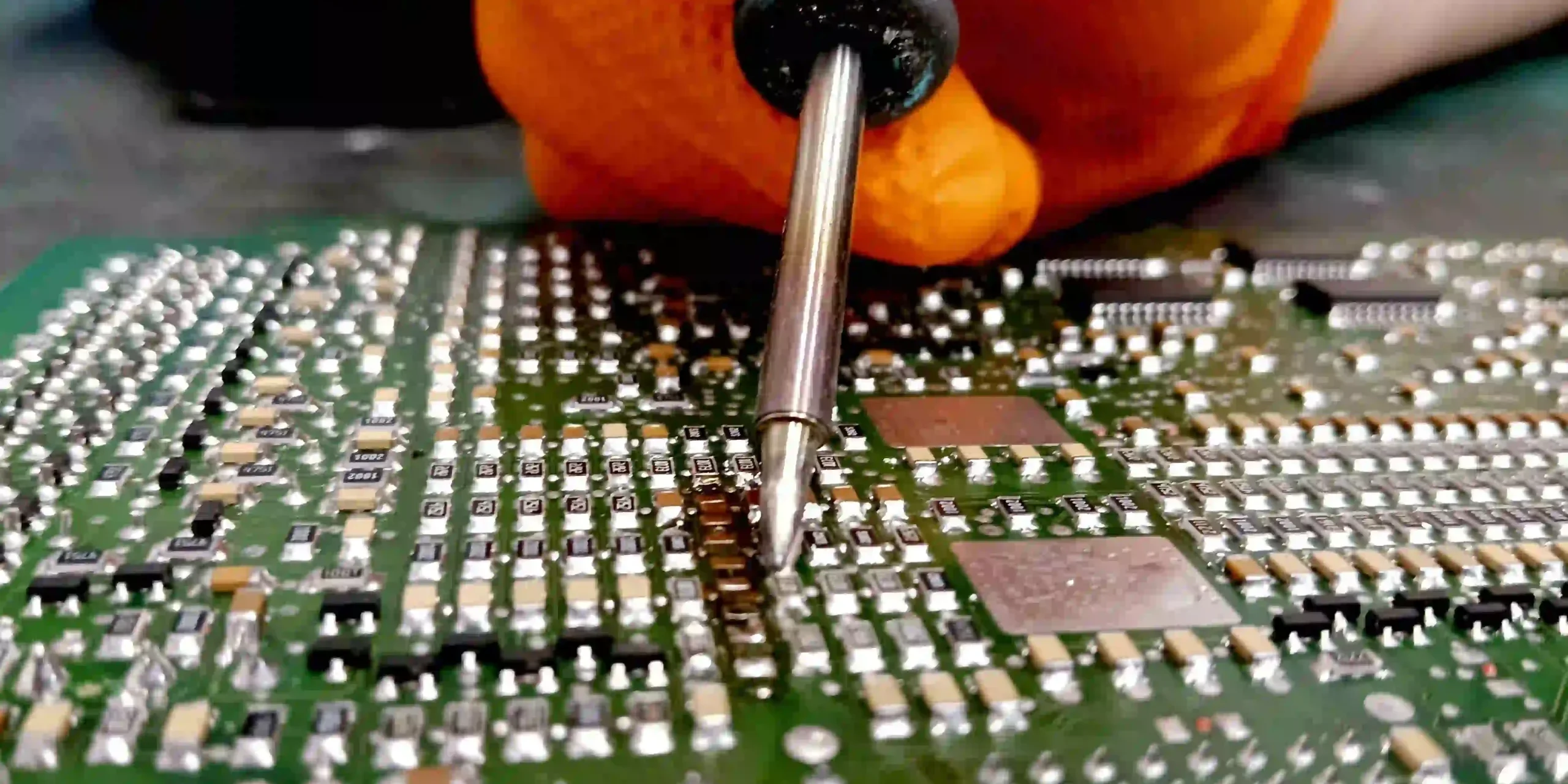 Técnico de FSA Full Service Aragón reparando placa electrónica industrial en laboratorio de Zaragoza